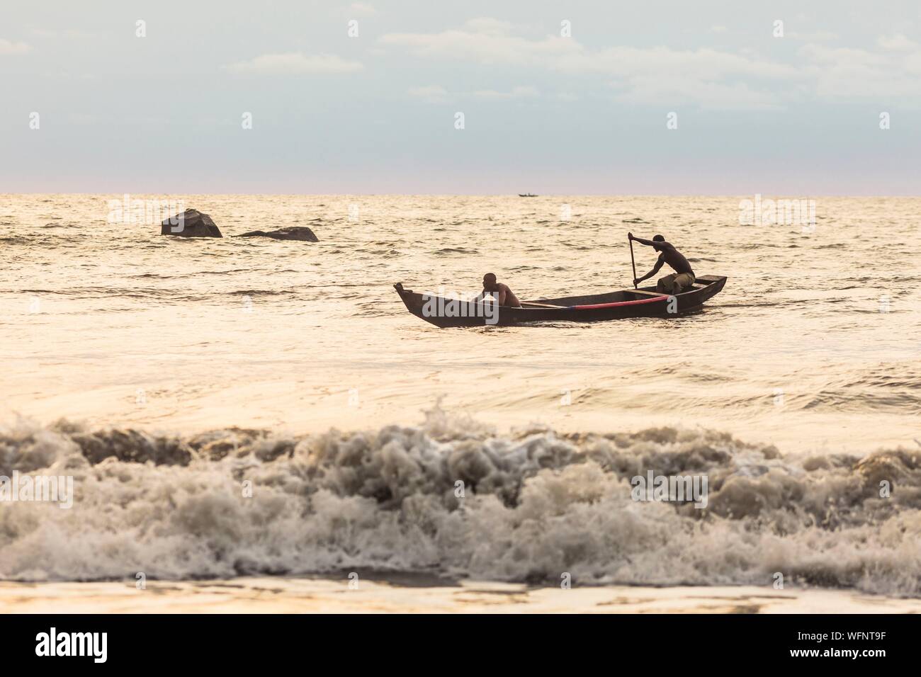 In Camerun, regione sud, Dipartimento dell'oceano, Kribi, i pescatori in canoe kayak nelle onde Foto Stock