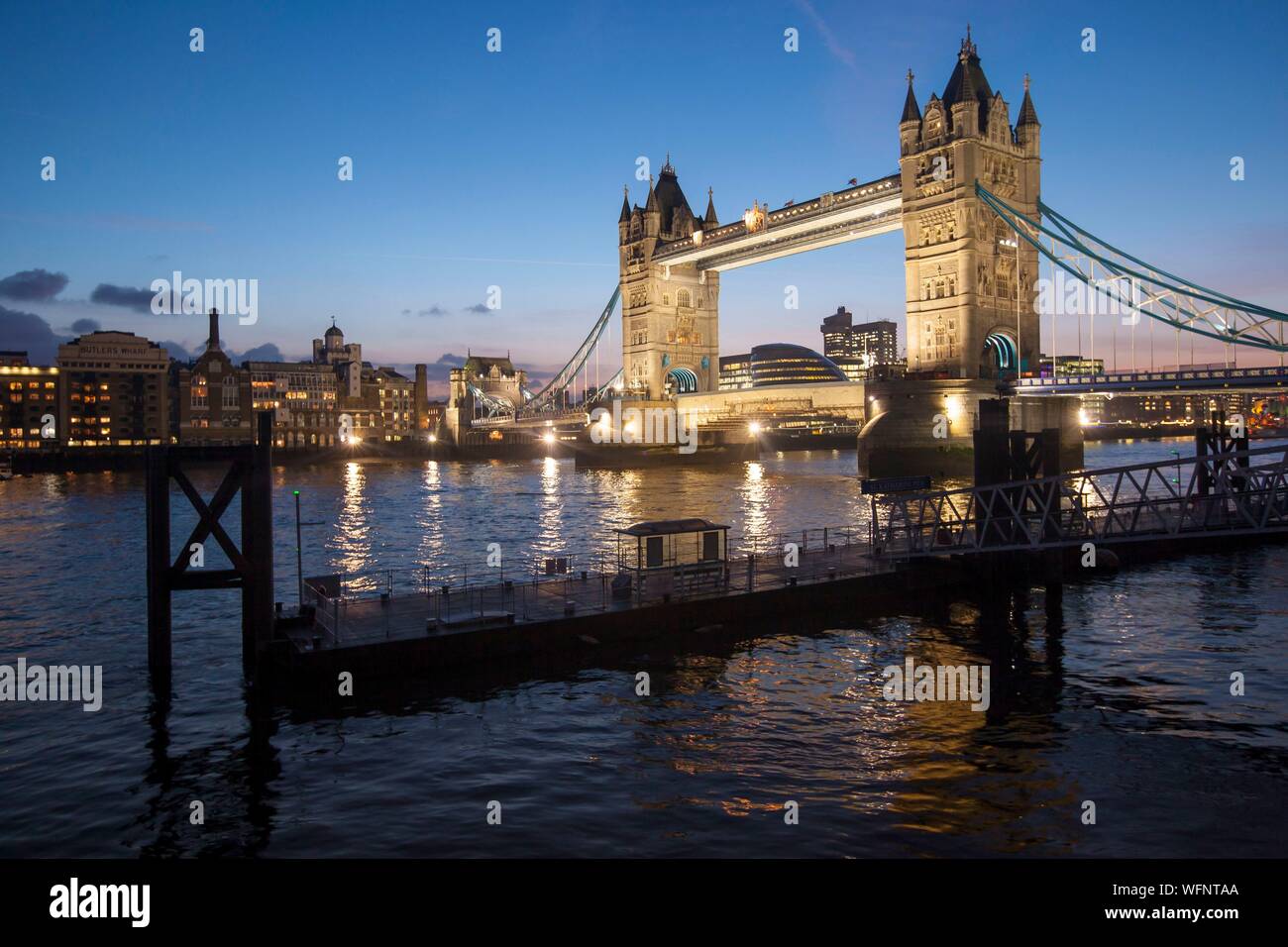 Regno Unito, Inghilterra, Londra, illuminato il Tower Bridge, vista notturna del ponte mobile che attraversa il fiume Tamigi, tra Southwark e Tower Hamlets distretti Foto Stock