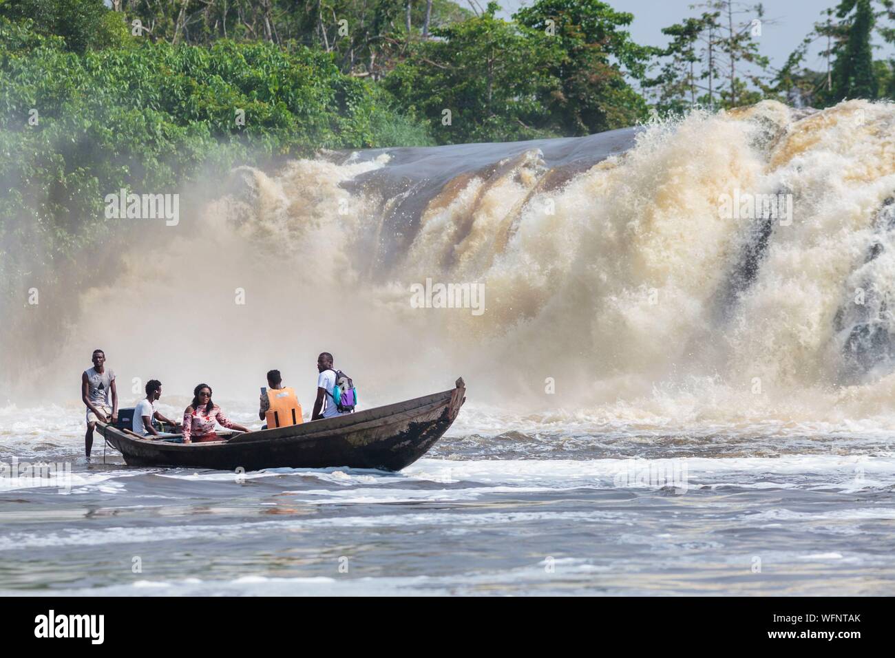 In Camerun, regione sud, Dipartimento dell'oceano, Kribi africana di turisti in una canoa nella parte anteriore del lobo cascata Foto Stock