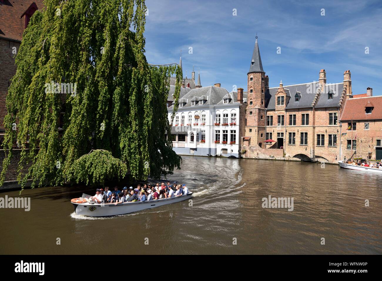 Belgio Fiandre Occidentali, Bruges, centro storico elencati come patrimonio mondiale dell UNESCO, barche visto dalla banchina del Rosario e passando accanto alla casa di conciatori risalenti al XVII secolo Foto Stock