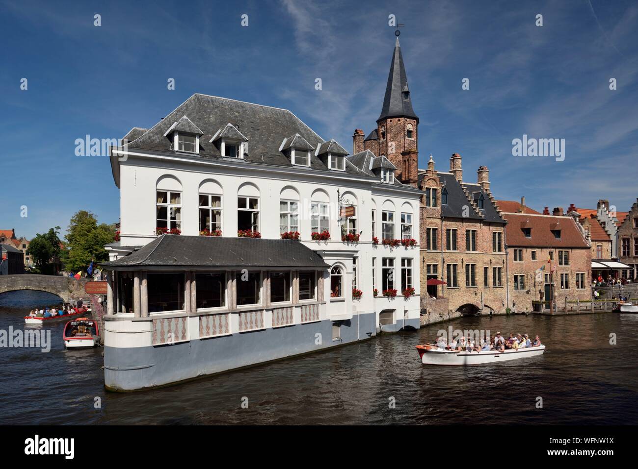 Belgio Fiandre Occidentali, Bruges, centro storico elencati come patrimonio mondiale dell UNESCO, Grand Place, Dijver canal, Rozenhoedkaai, Rosaire quay Foto Stock