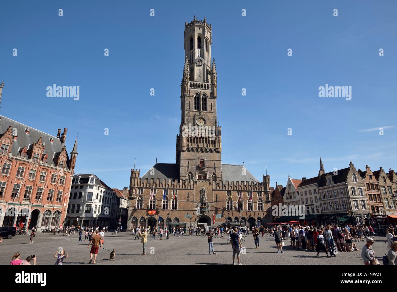Belgio Fiandre Occidentali, Bruges, centro storico elencati come patrimonio mondiale dell UNESCO, Grand Place Torre Campanaria sul panno Hall Foto Stock