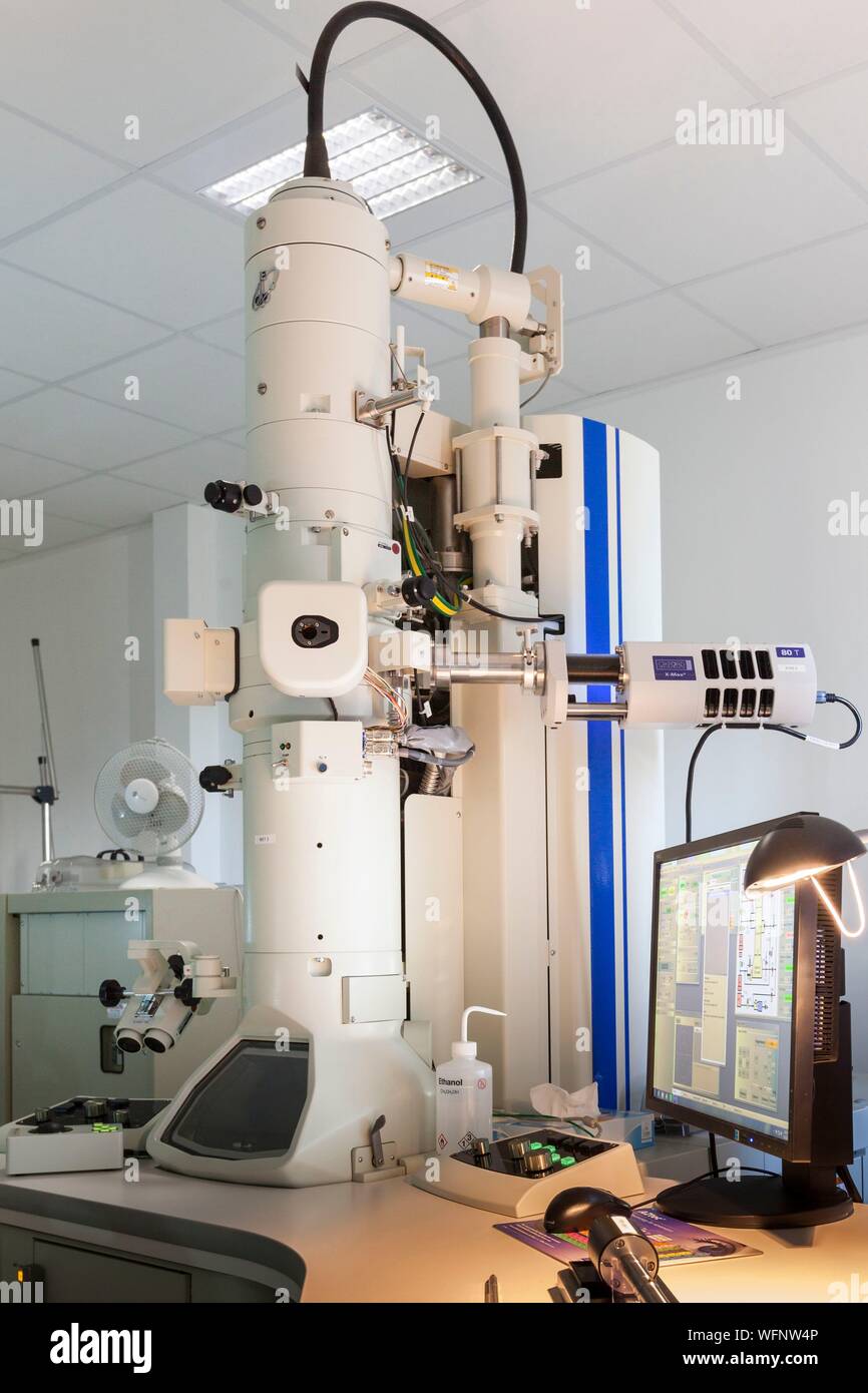Francia, Eure, Grand Bourgtheroulde, laboratorio ambientale, analitica microscopia elettronica a trasmissione (ATEM) stazione utilizza per la ricerca di amianto nei materiali e il conteggio delle fibre di amianto in aria Foto Stock