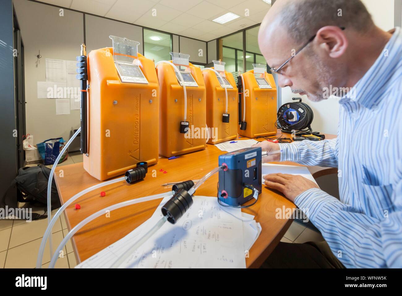 Francia, Eure, Grand Bourgtheroulde, laboratorio ambientale, calibrazione di campionamento dell'aria pompe al fine di quantificare le fibre di amianto in aria Foto Stock