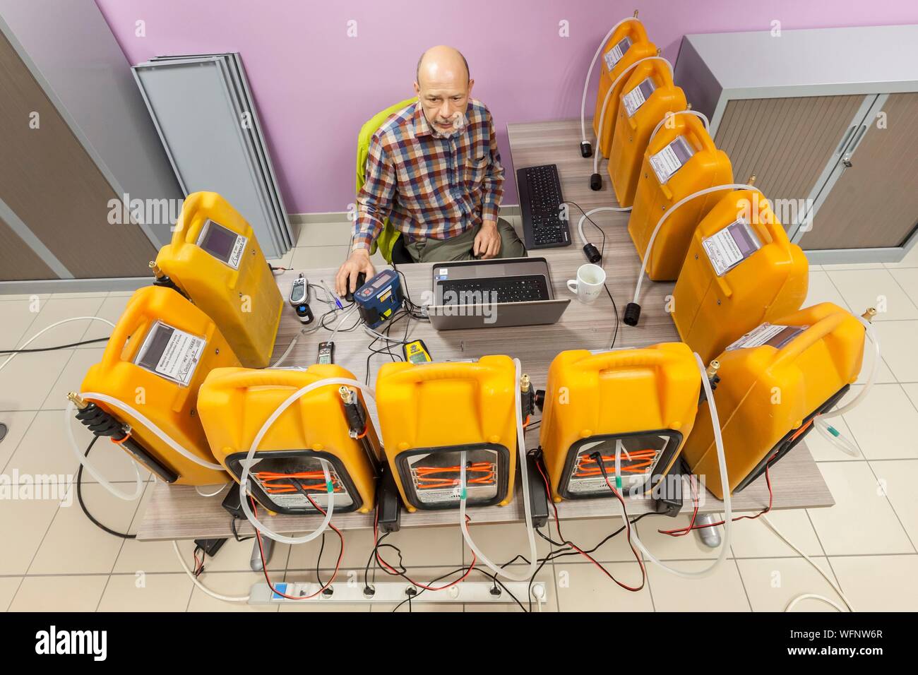 Francia, Eure, Grand Bourgtheroulde, laboratorio ambientale, calibrazione di campionamento dell'aria pompe al fine di quantificare le fibre di amianto in aria Foto Stock