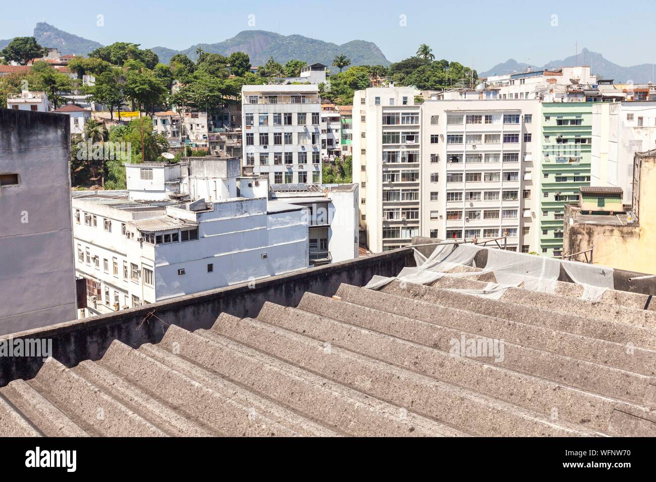 Il Brasile, Stato di Rio de Janeiro, Rio de Janeiro, città elencate di patrimonio mondiale dall UNESCO, vista su un tetto in lastre ondulate, ex sito dell'inca, Instituto Nacional de cancro, sito di demolizione con un problema di amianto Foto Stock