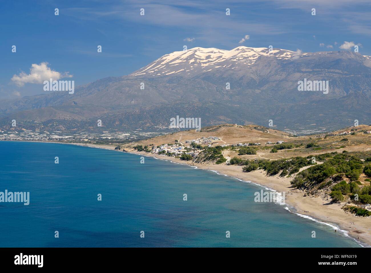 La Grecia, Creta, Pitsidia, Komos Beach, spiaggia di Komos con il Monte Ida (o Psiloritis Mountain) in background 2,456 metri Foto Stock