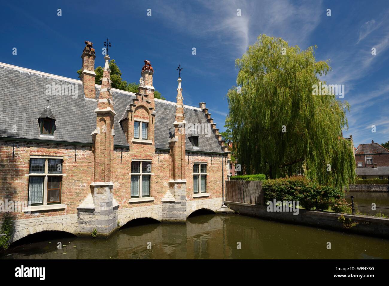 Belgio Fiandre Occidentali, Bruges, XVI secolo lock keeper's house alla fine di Minnewater Lago Foto Stock