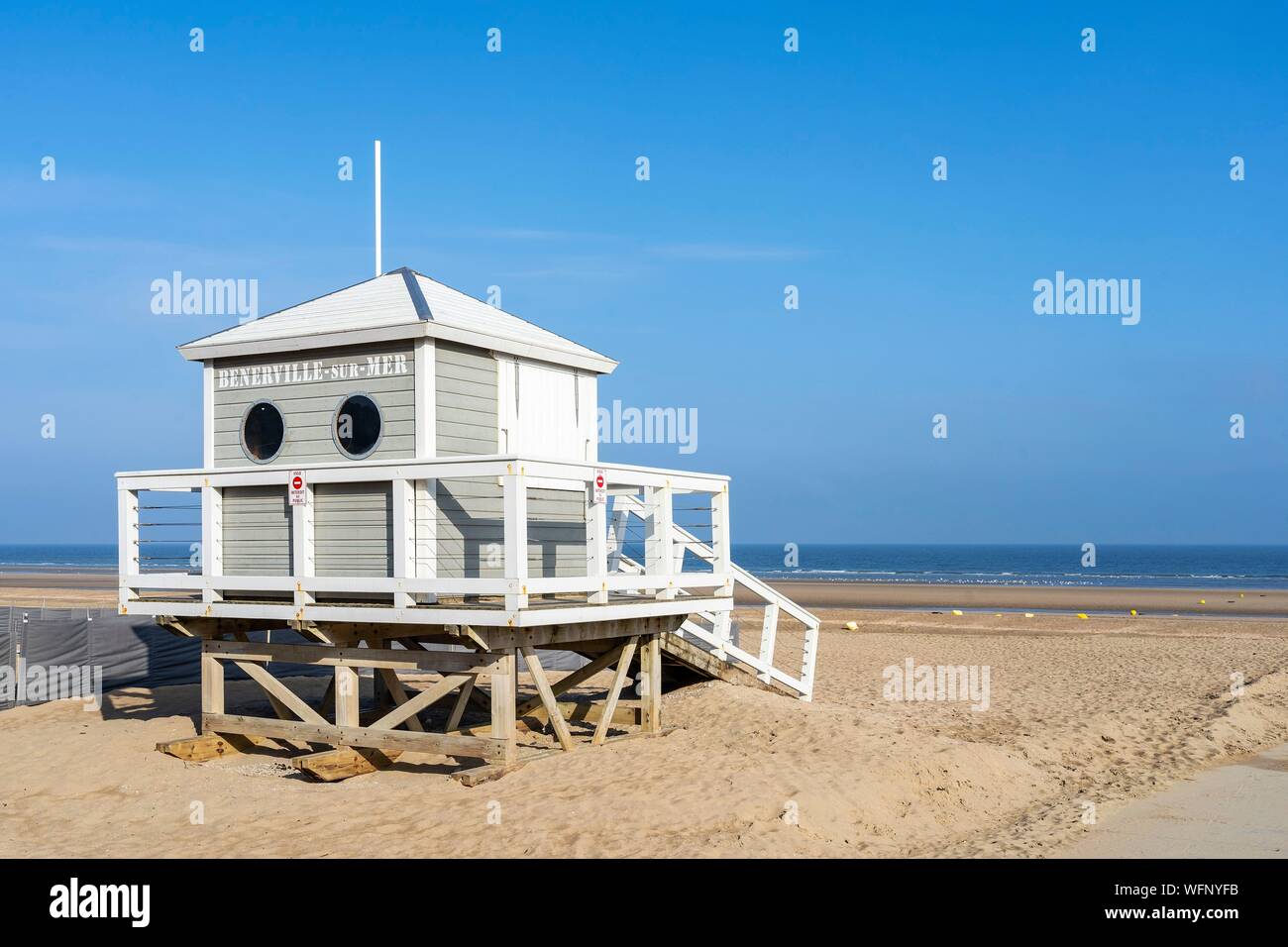 Francia, Calvados, Benerville sur Mer, Benerville Beach, stazione di salvataggio Foto Stock