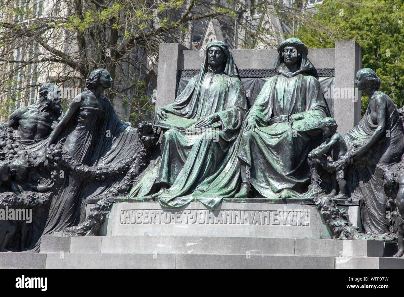 Belgio Fiandre Orientali, Gand, statue di fratelli e pittori Van Eyck nella parte anteriore della Cattedrale di San Bavone Foto Stock