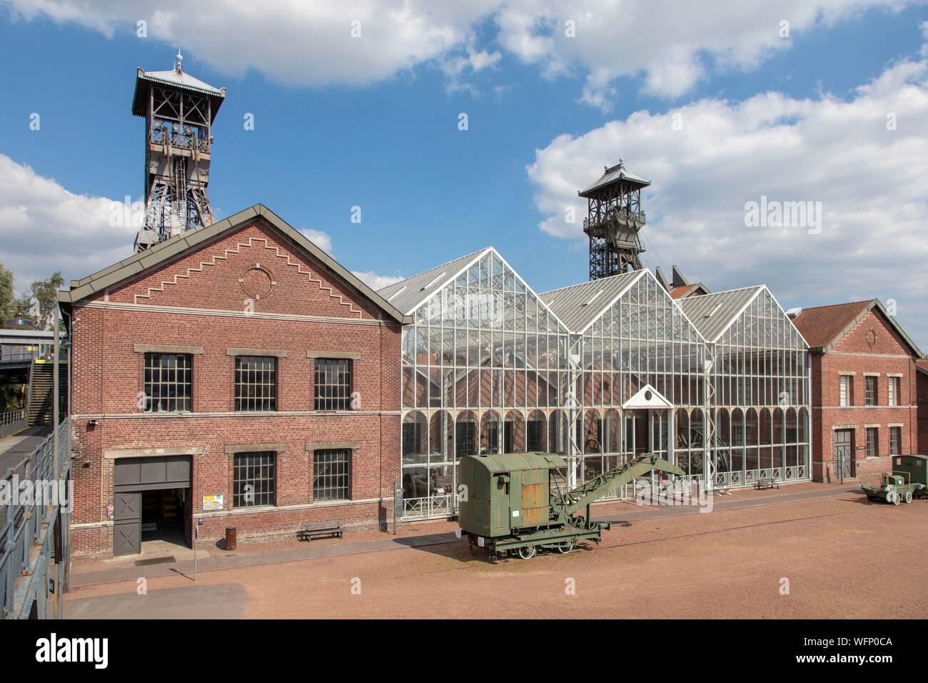 Francia, Nord, Lewarde, Mining History Centre elencati come patrimonio mondiale dall' UNESCO, vetro di macchine nel cortile principale Foto Stock