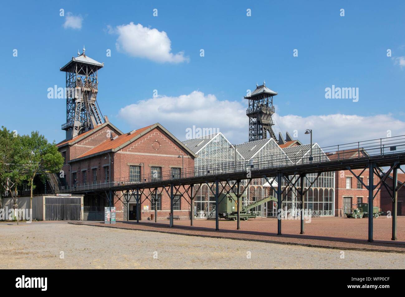 Francia, Nord, Lewarde, Mining History Centre elencati come patrimonio mondiale dall' UNESCO, il cortile principale nel tetto di vetro di macchine e la passerella di minatori Foto Stock