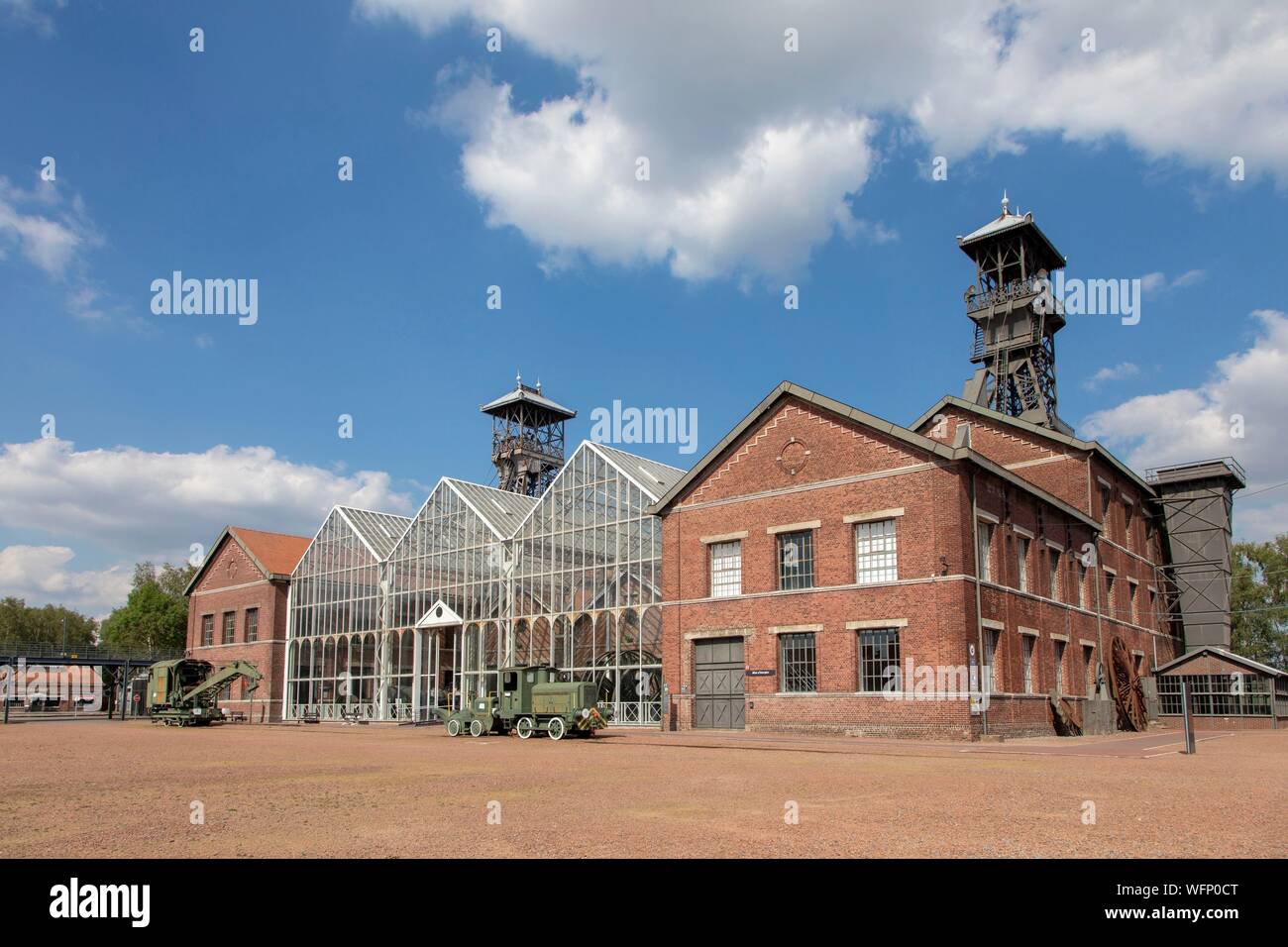 Francia, Nord, Lewarde, Mining History Centre elencati come patrimonio mondiale dall' UNESCO, vetro di macchine nel cortile principale Foto Stock