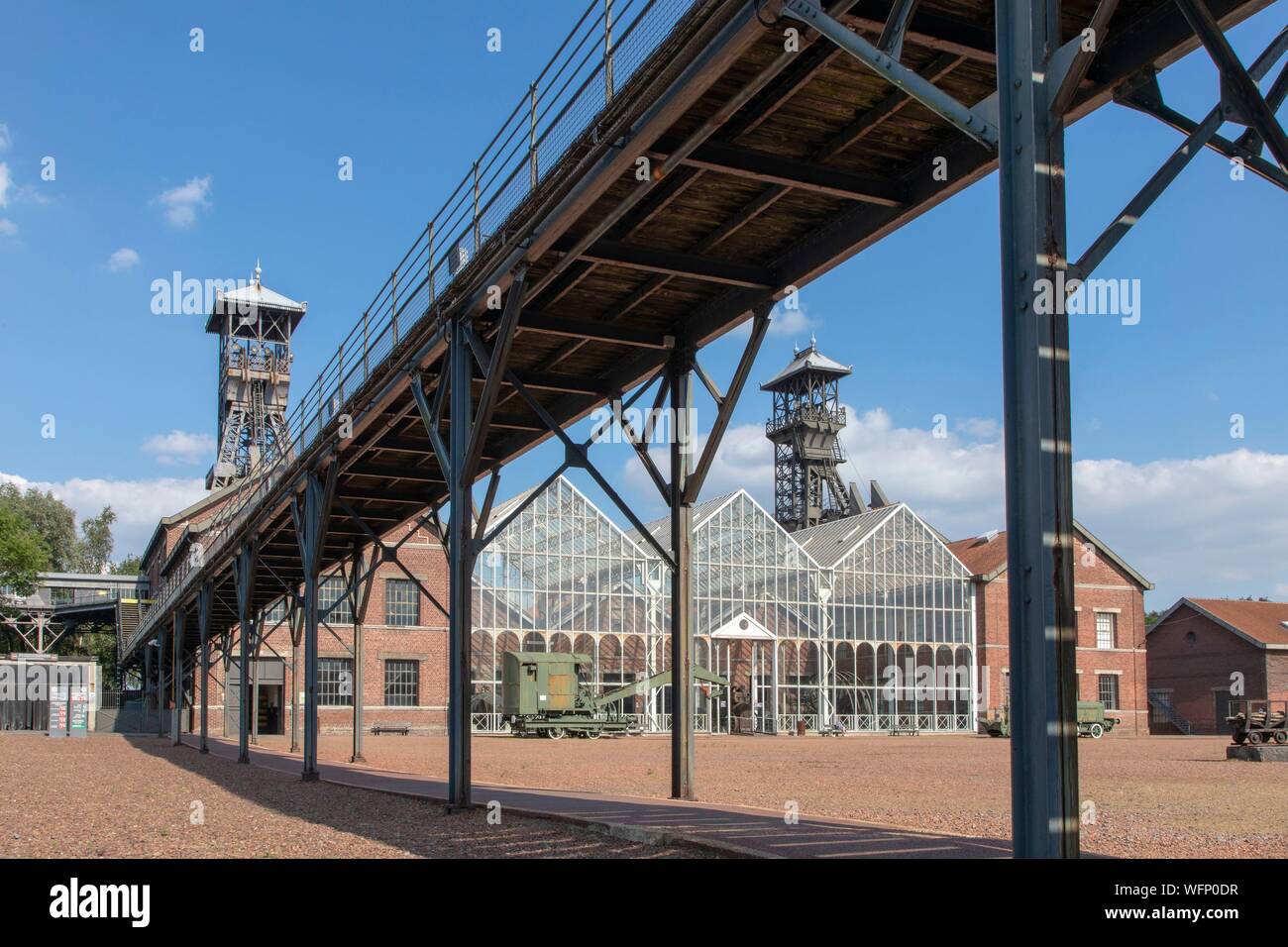 Francia, Nord, Lewarde, Mining History Centre elencati come patrimonio mondiale dall' UNESCO, il cortile principale nel tetto di vetro di macchine e la passerella di minatori Foto Stock