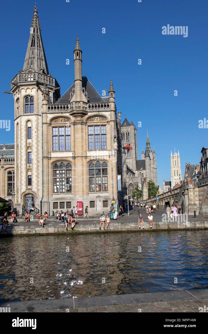 Belgio Fiandre orientali di Gand Graslei (Quai aux Herbes), lungo il Lys, il vecchio ufficio postale e la chiesa Saint Nicolas, campanile e Saint Bavon Cathedral Foto Stock