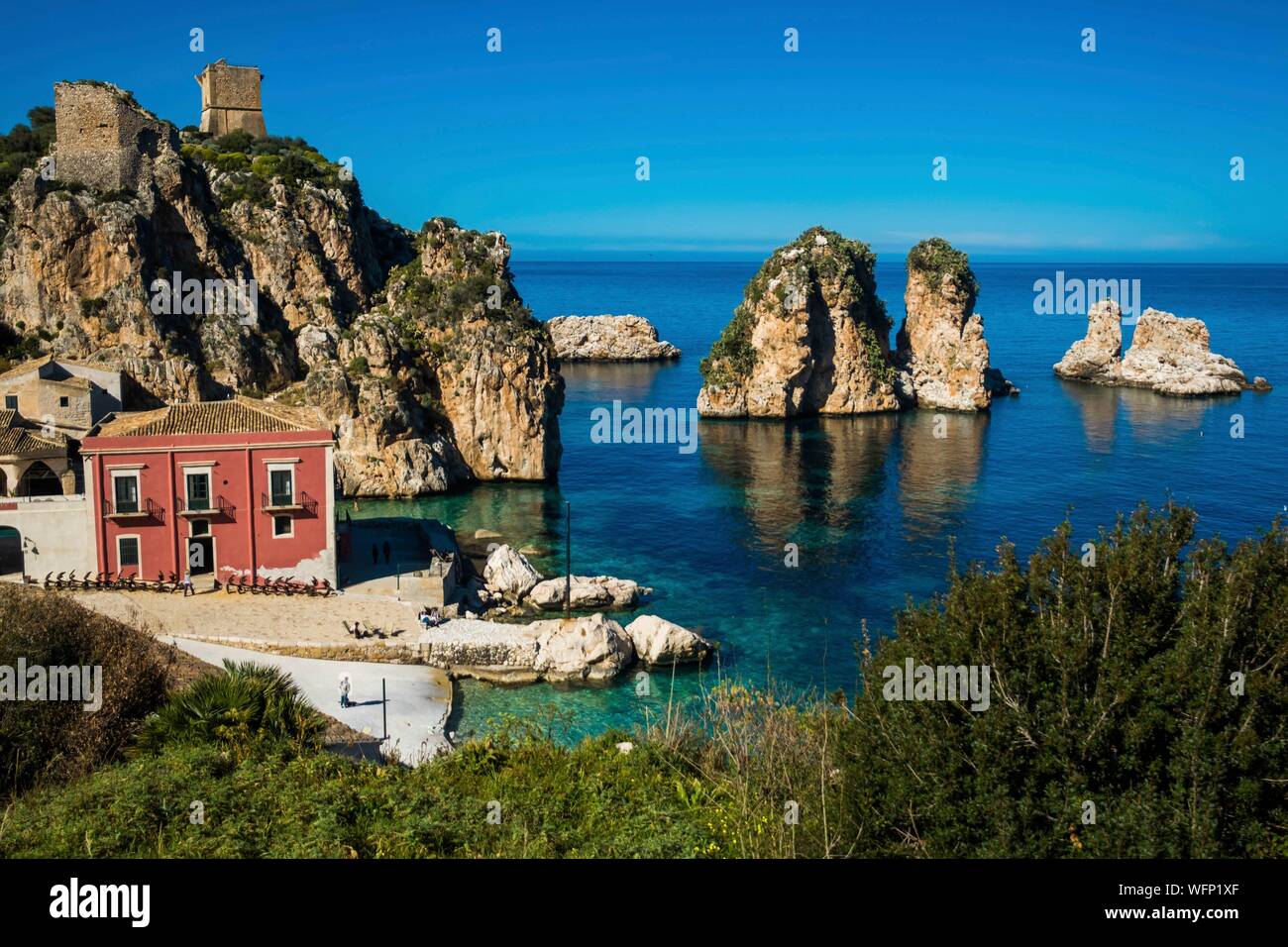 L'Italia, sicilia, Scopello, tonnara o fortificato medievale edificio precedentemente utilizzati per la pesca del tonno Foto Stock