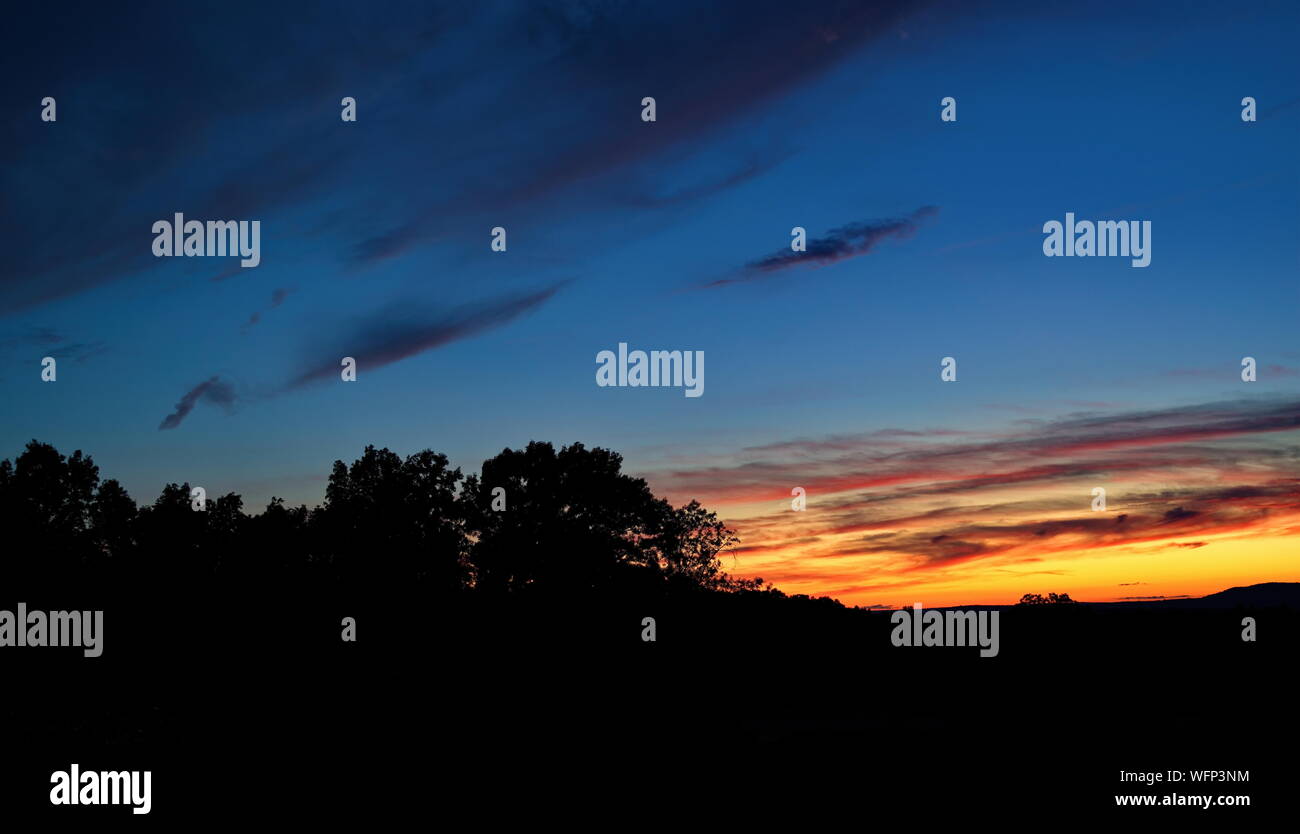 Una Nuova Inghilterra tramonto con rilassanti colori a contrasto. Sebbene una quotidianità ogni tramonto sarà sempre rilassante e unico. Foto Stock