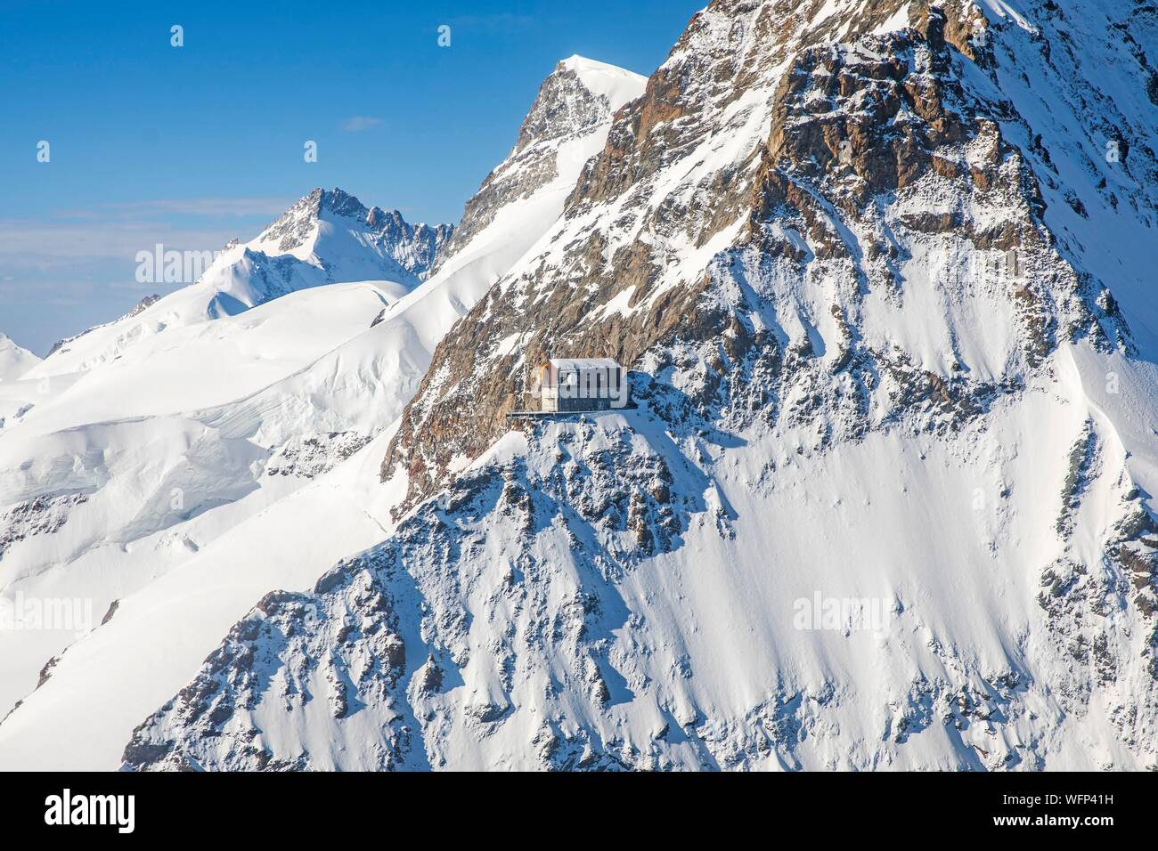 La Svizzera, il Cantone di Berna Oberland Bernese (Highlands), Grindelwald, vista Jungfraufirn e il ghiacciaio di Aletsch, parte della Jungfrau Aletsch Bietschhorn Patrimonio mondiale dell UNESCO e chiamato anche la parte superiore dell'Europa (la più alta stazione ferroviaria d'Europa), vista da osservatorio Sphinx (3571m) a montagna Sphinx vicino a Jungfraujoch (3454 m) (vista aerea) Foto Stock