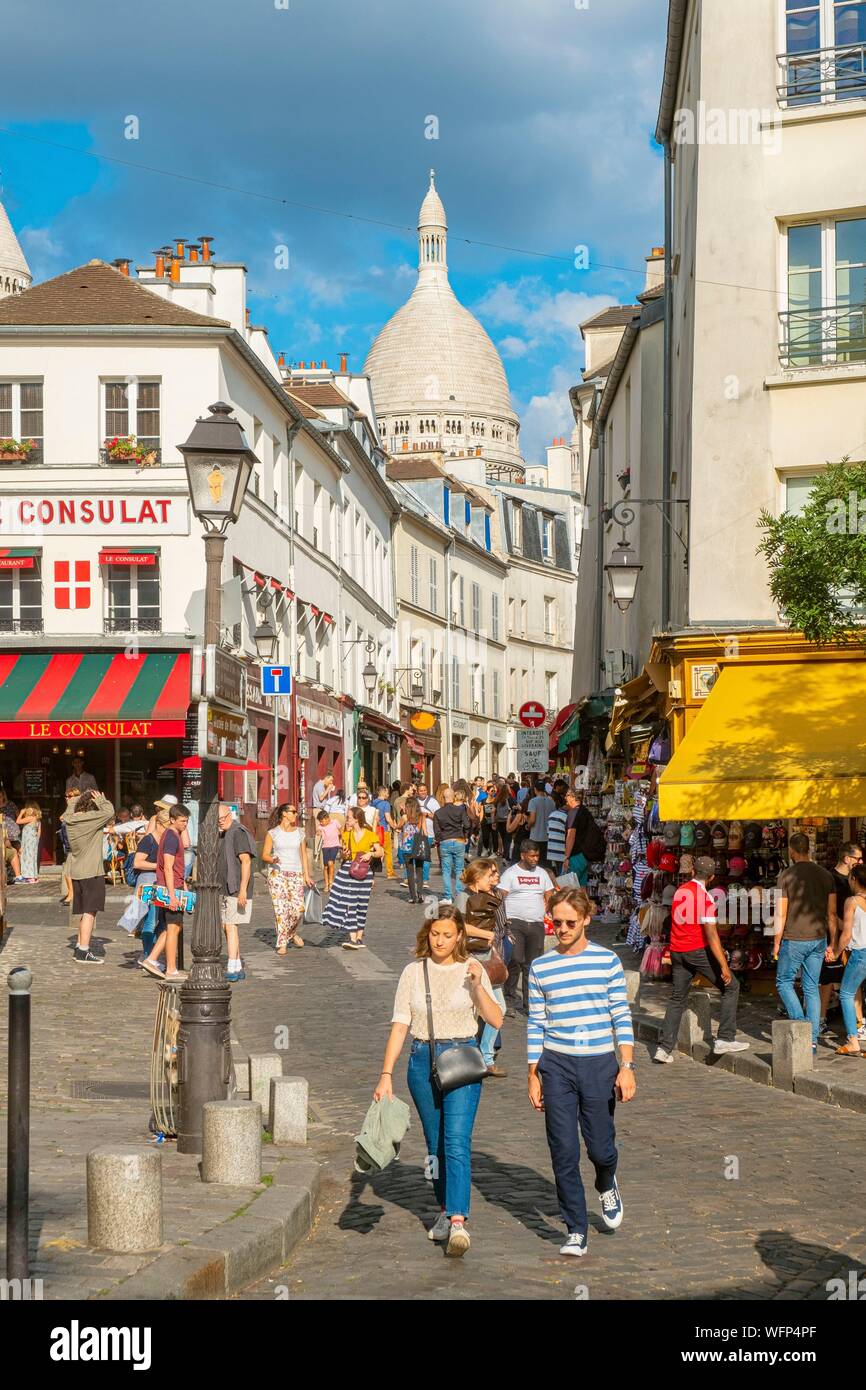 Francia, Parigi, Butte Montmartre, Norvins Street e il Sacre Coeur Foto Stock