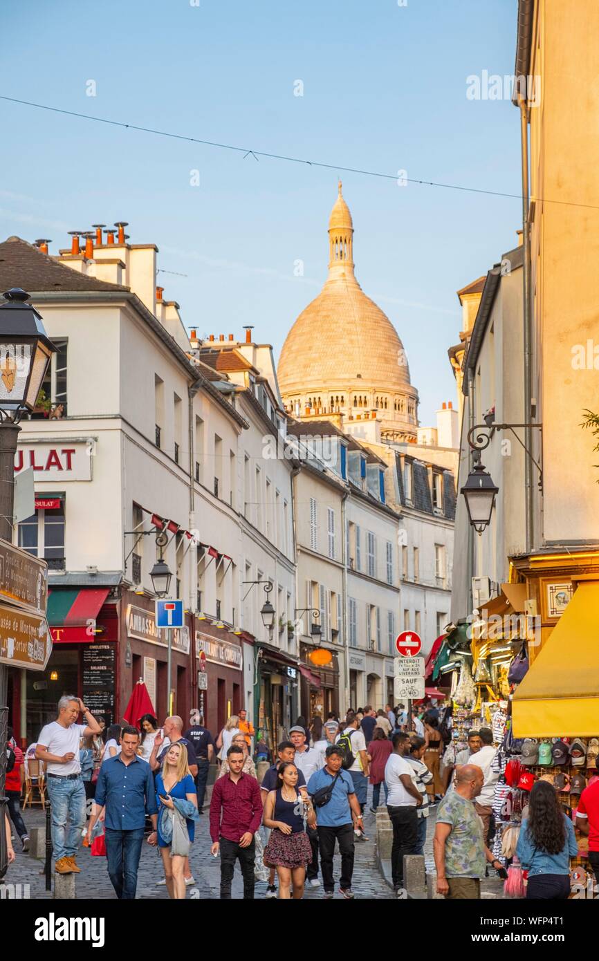 Francia, Parigi, Butte Montmartre, Norvins Street e il Sacre Coeur Foto Stock