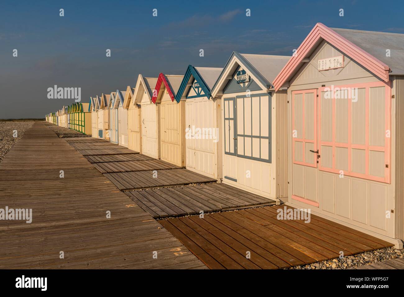 Francia, Somme, Cayeux sur Mer, le schede del percorso in Cayeux sur Mer è il più lungo in Europa lo sport la sua pittoresca spiaggia di cabine con nomi evocativi su quasi 2 km di lunghezza sul cavo di ghiaia Foto Stock