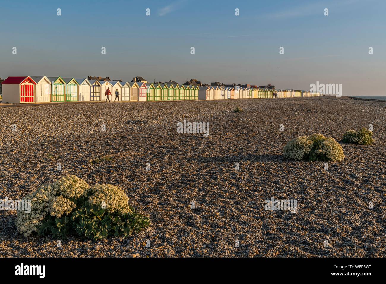 Francia, Somme, Cayeux sur Mer, le schede del percorso in Cayeux sur Mer è il più lungo in Europa lo sport la sua pittoresca spiaggia di cabine con nomi evocativi su quasi 2 km di lunghezza sul cavo di ghiaia Foto Stock