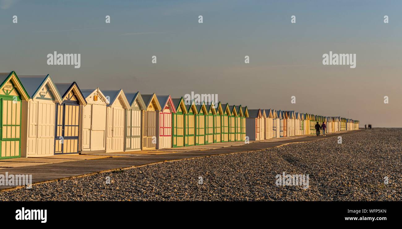 Francia, Somme, Cayeux sur Mer, le schede del percorso in Cayeux sur Mer è il più lungo in Europa lo sport la sua pittoresca spiaggia di cabine con nomi evocativi su quasi 2 km di lunghezza sul cavo di ghiaia Foto Stock