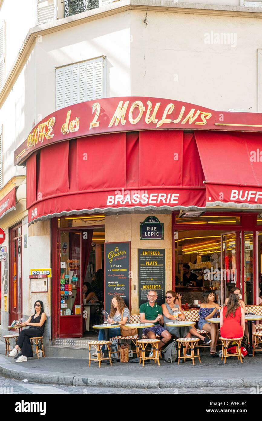 Francia, Parigi, Rue Lepic, il Café des Deux Moulins che è servita come sfondo per il film Il favoloso destino di Amelie Poulain Foto Stock