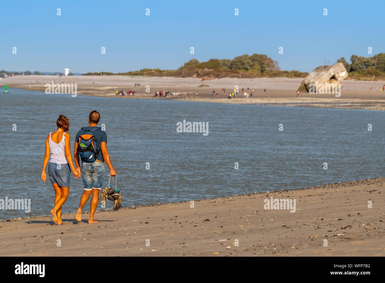 Francia, Somme, Baie de Somme, Le Hourdel, giovane camminando sulla spiaggia di Baia Hourdel Somme Foto Stock