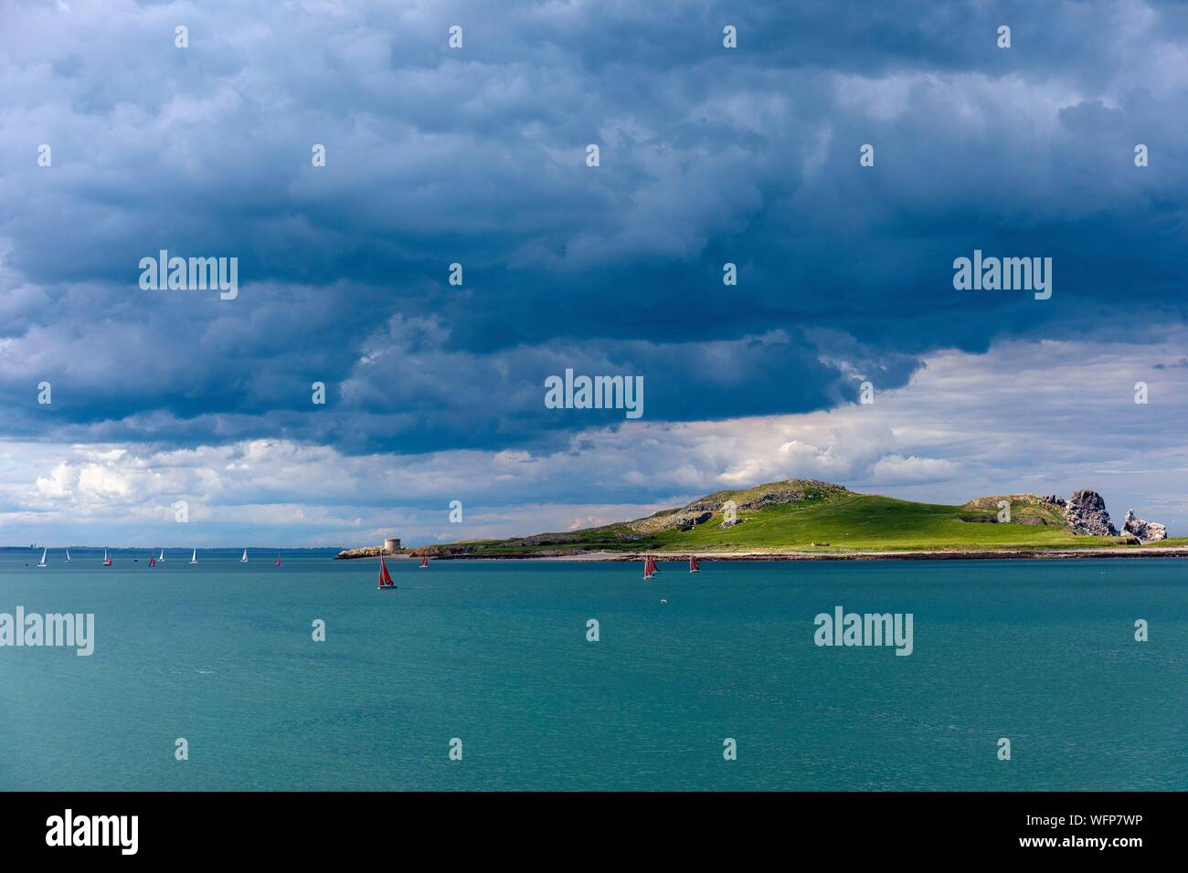 Irlanda, Fingal County, sobborgo nord di Dublino, Howth, barche a vela off la selvaggia isola dell' Irlanda's Eye Foto Stock