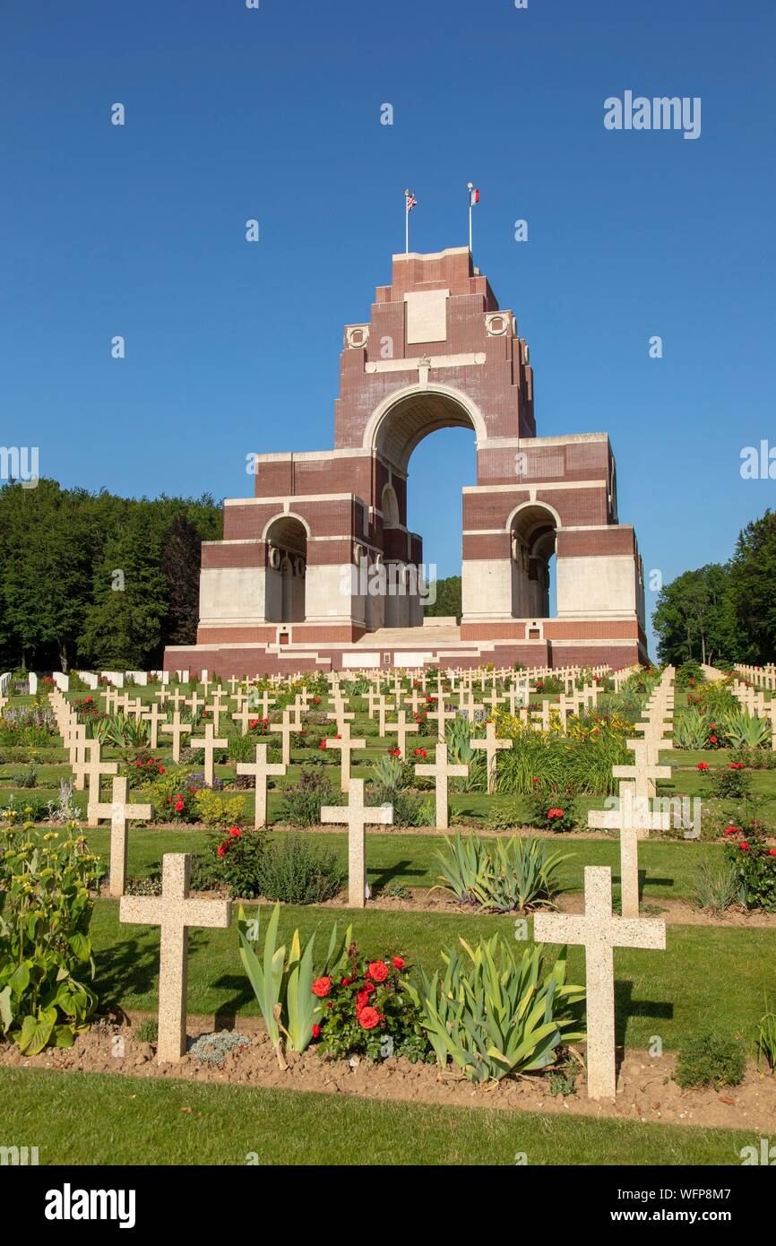 Francia, Somme, Thiepval, memoriale franco-britannique commemorando l offensiva franco-britannique della Battaglia delle Somme in 1916, francese tombe in primo piano Foto Stock