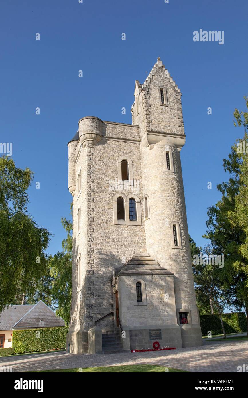Francia, Somme, campi di battaglia della Somme, Thiepval, Ulster Tower, replica di una torre vicino a Belfast in Irlanda del Nord, memoriale della trentaseiesima divisione britannica di Ulster durante la Prima Guerra Mondiale Foto Stock