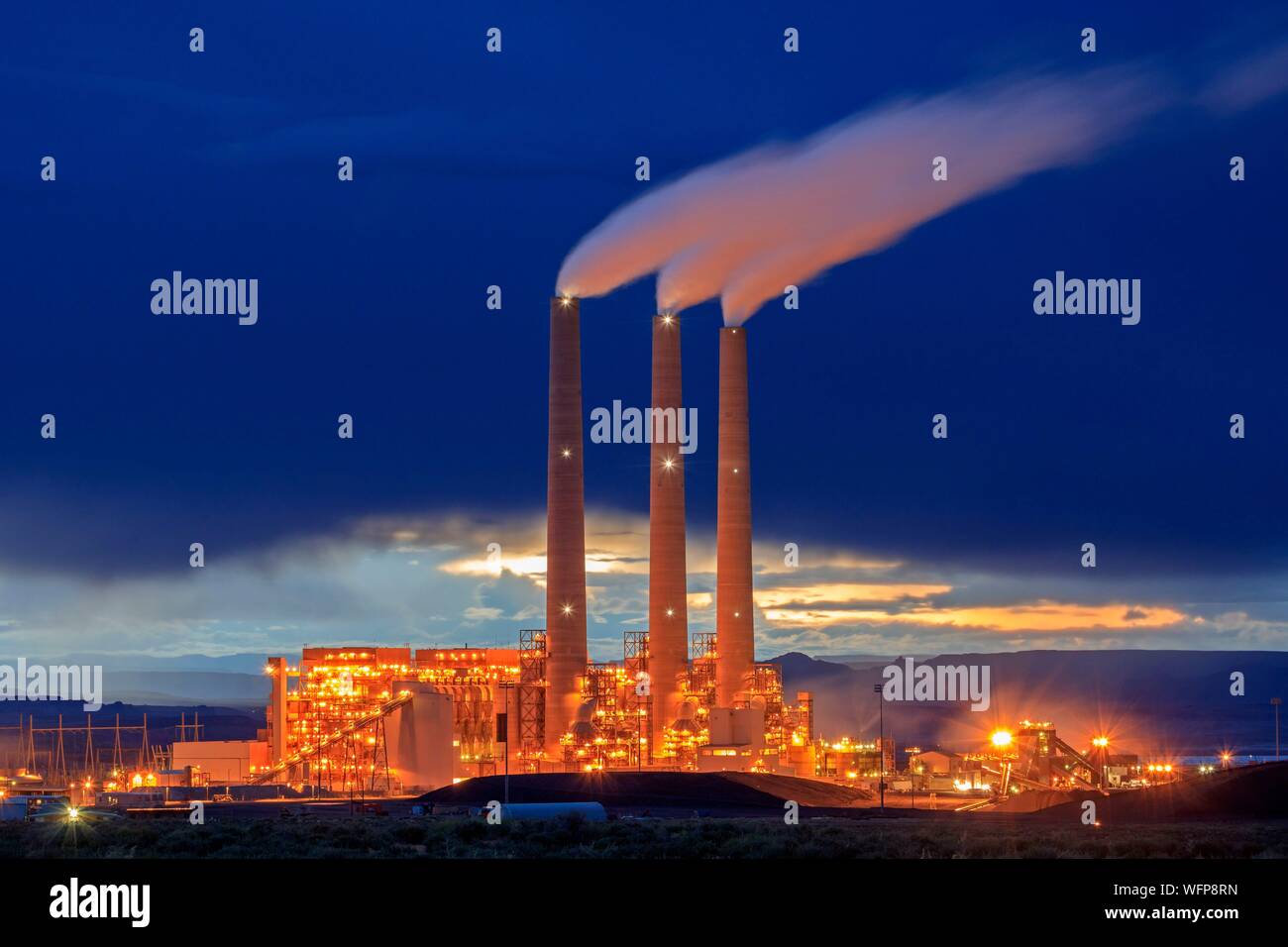 Stati Uniti, Arizona, Navajo Indian Reservation, vapore sorge a tre unità, 2250-megawatt Navajo stazione di generazione a carbone powerplant est della pagina Foto Stock