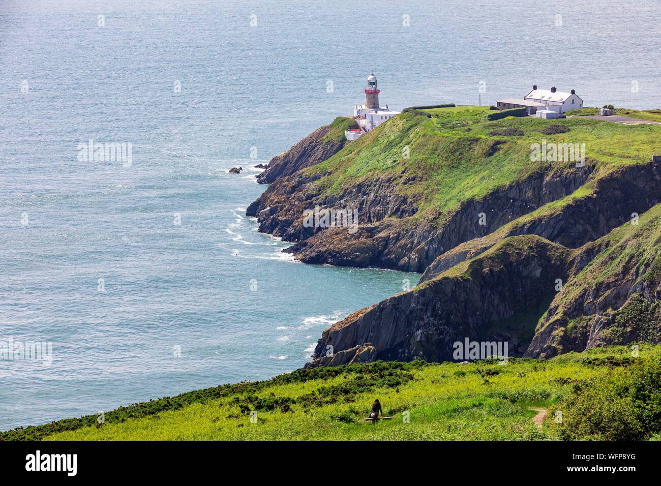 Irlanda, Fingal County, a nord di Dublino, sobborghi di Howth, cliff sentieri escursionistici, Baily Lighthouse Foto Stock