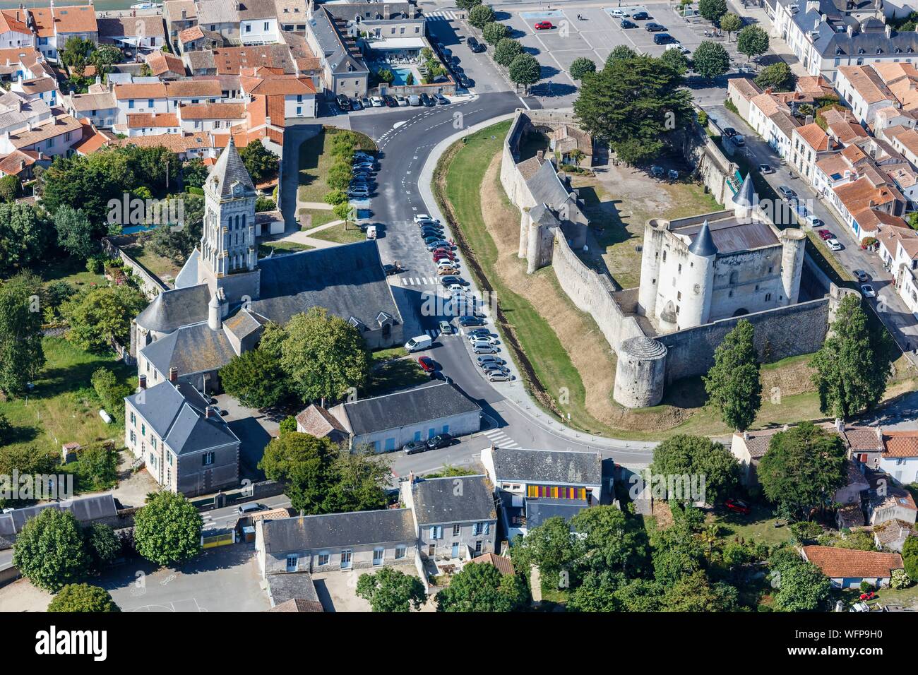 Francia, Vendee, Noirmoutier en l'Ile, la chiesa e il castello (vista aerea) Foto Stock