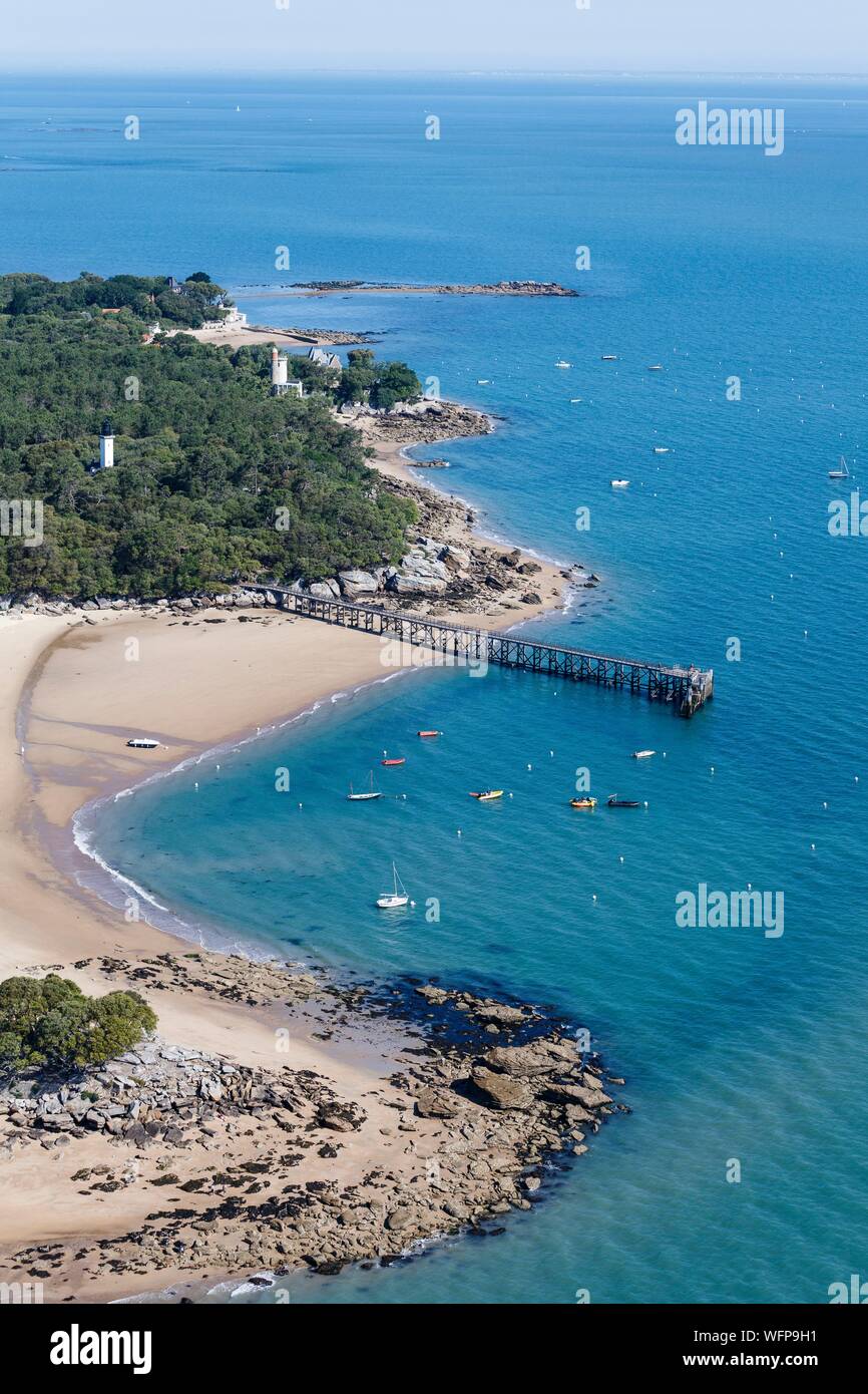 Francia, Vendee, Noirmoutier en l'Ile, Pointe de St Pierre, les Dames la spiaggia e il molo (vista aerea) Foto Stock