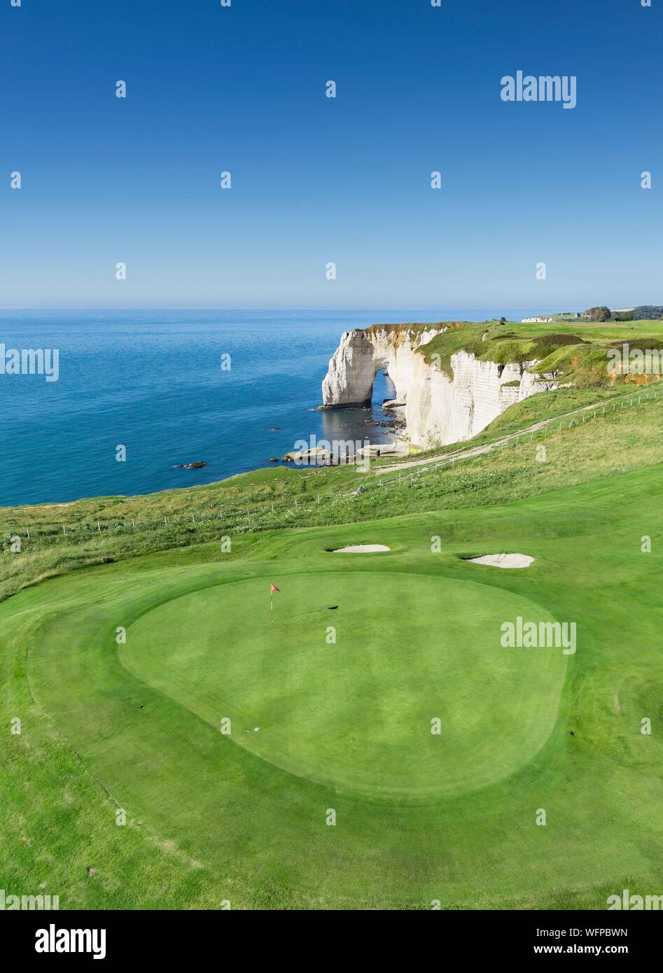 Francia, Seine Maritime, Etretat, Cote d'Abatre, il golf (vista aerea) Foto Stock