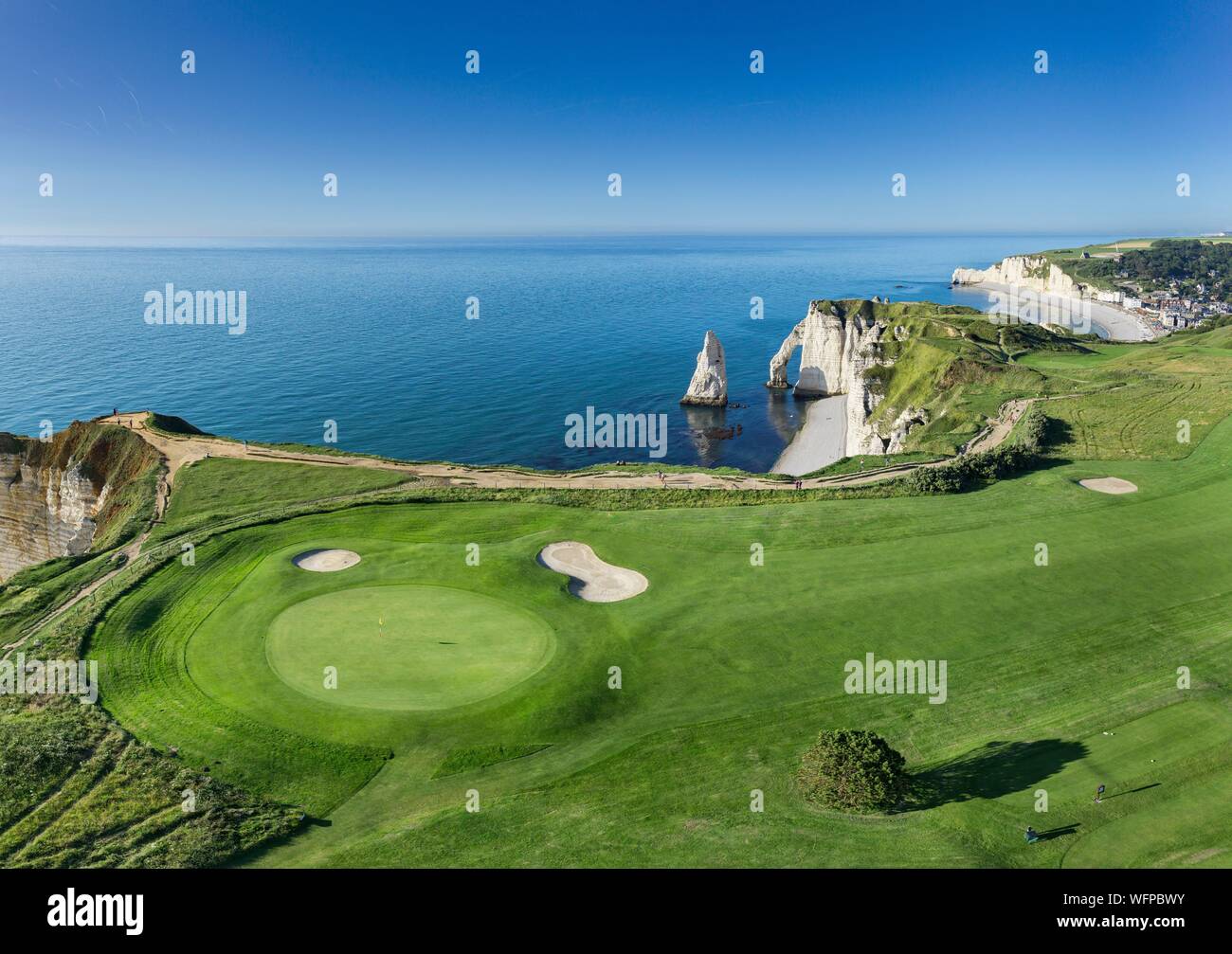 Francia, Seine Maritime, Etretat, Cote d'Abatre, il golf (vista aerea) Foto Stock
