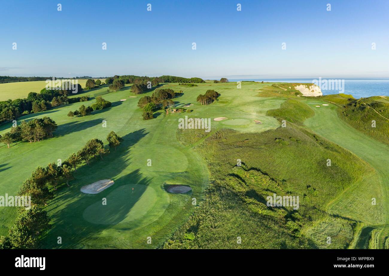 Francia, Seine Maritime, Etretat, Cote d'Abatre, il golf (vista aerea) Foto Stock