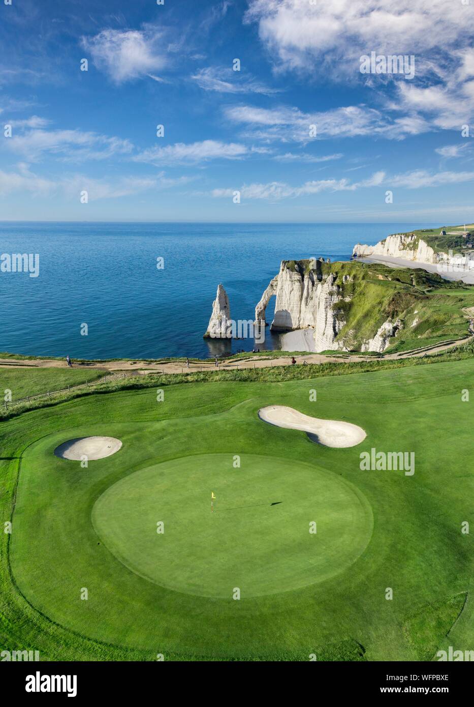 Francia, Seine Maritime, Etretat, Cote d'Abatre, il golf (vista aerea) Foto Stock