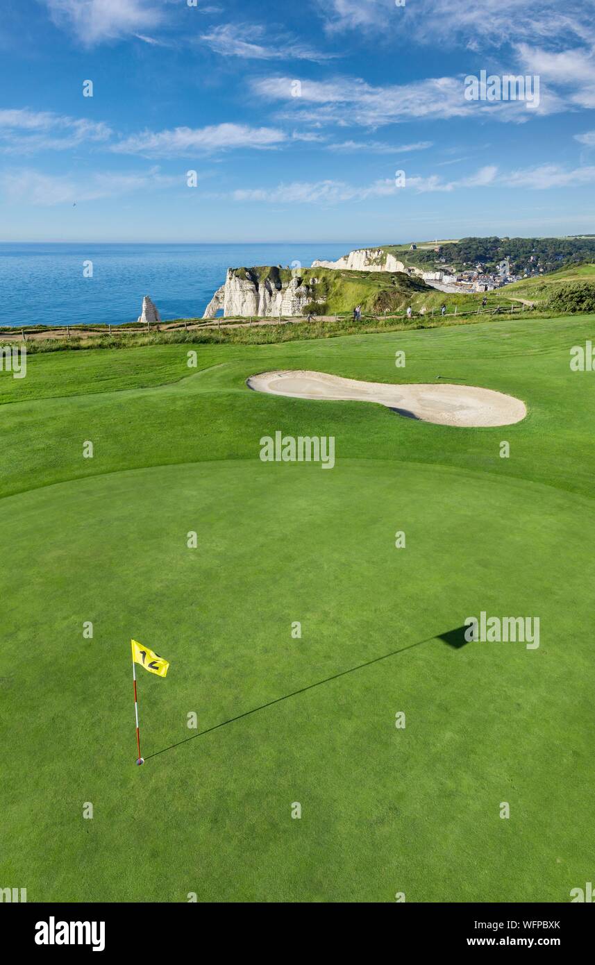 Francia, Seine Maritime, Etretat, Cote d'Abatre, il golf (vista aerea) Foto Stock