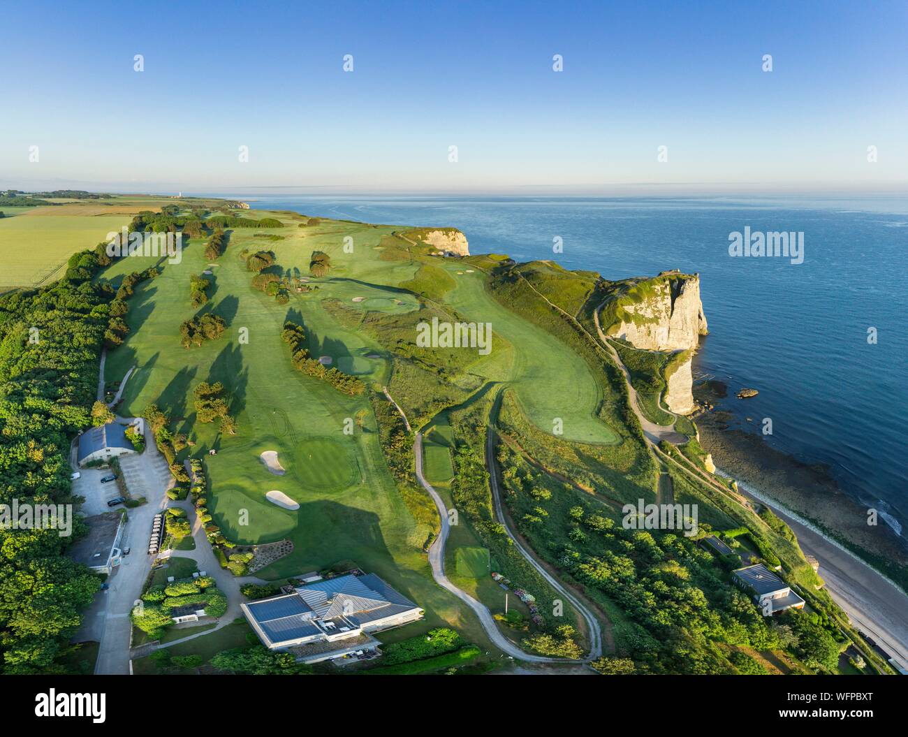 Francia, Seine Maritime, Etretat, Cote d'Abatre, il golf (vista aerea) Foto Stock