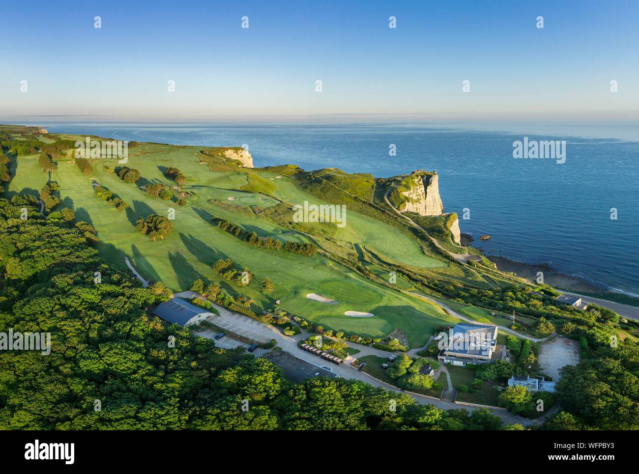 Francia, Seine Maritime, Etretat, Cote d'Abatre, il golf (vista aerea) Foto Stock