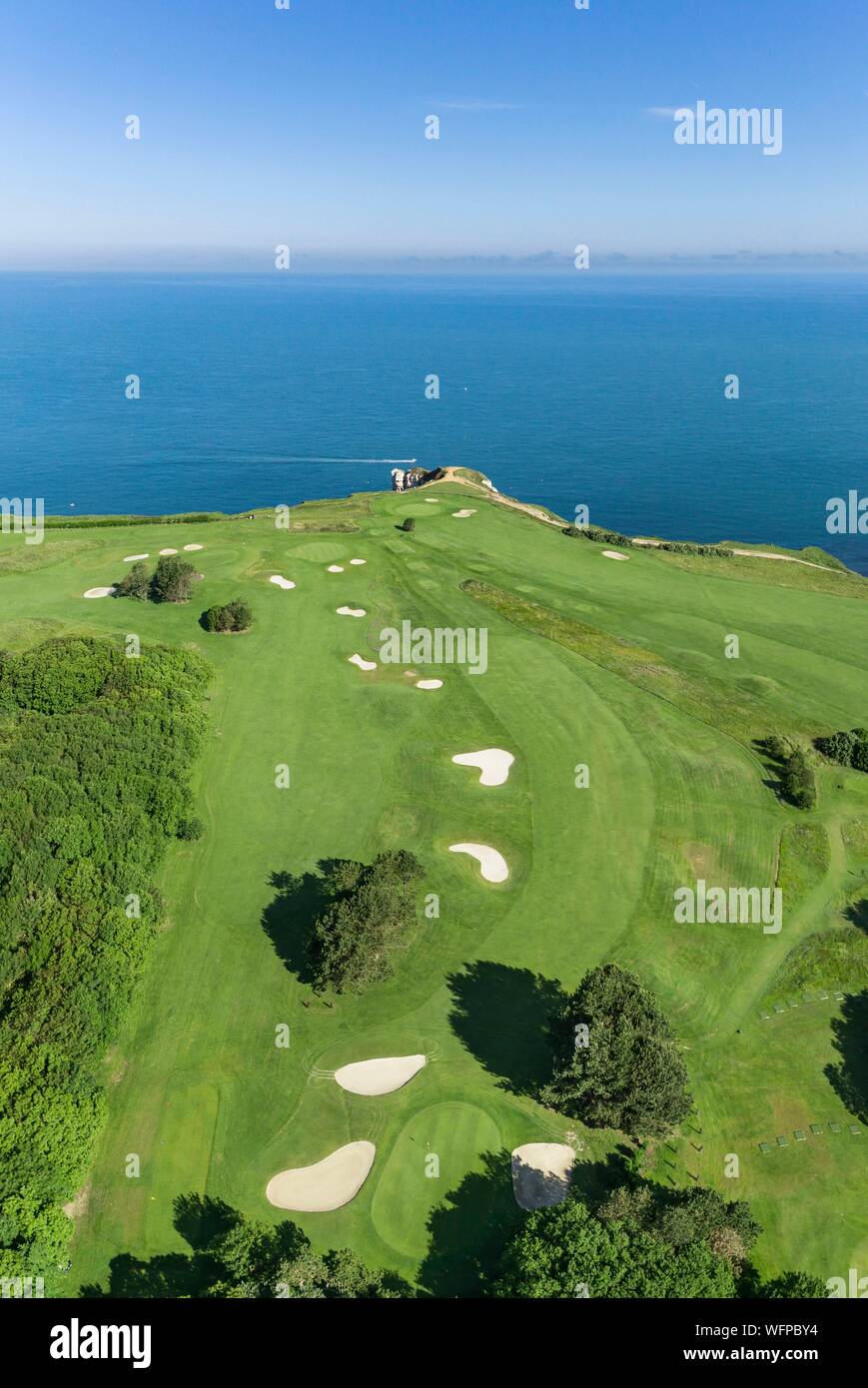 Francia, Seine Maritime, Etretat, Cote d'Abatre, il golf (vista aerea) Foto Stock