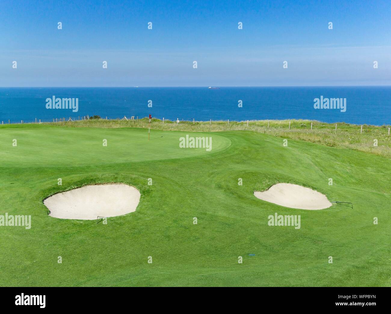 Francia, Seine Maritime, Etretat, Cote d'Abatre, il golf (vista aerea) Foto Stock