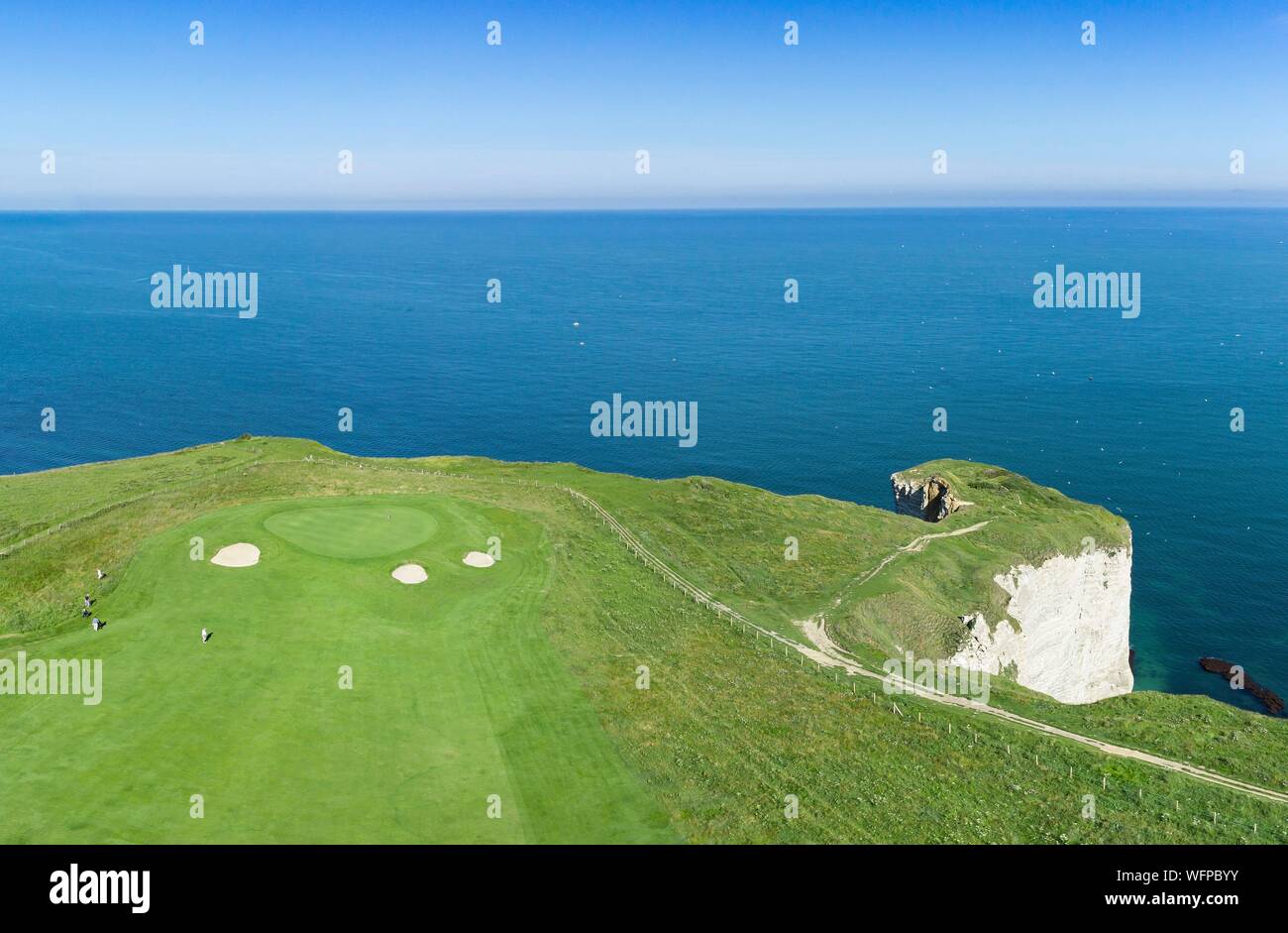 Francia, Seine Maritime, Etretat, Cote d'Abatre, il golf (vista aerea) Foto Stock