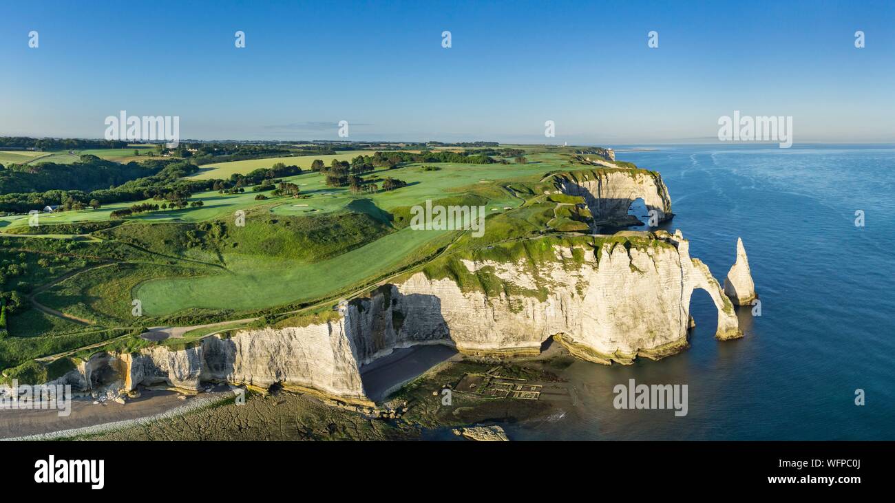 Francia, Seine Maritime, Etretat, Cote d'Abatre, il golf (vista aerea) Foto Stock