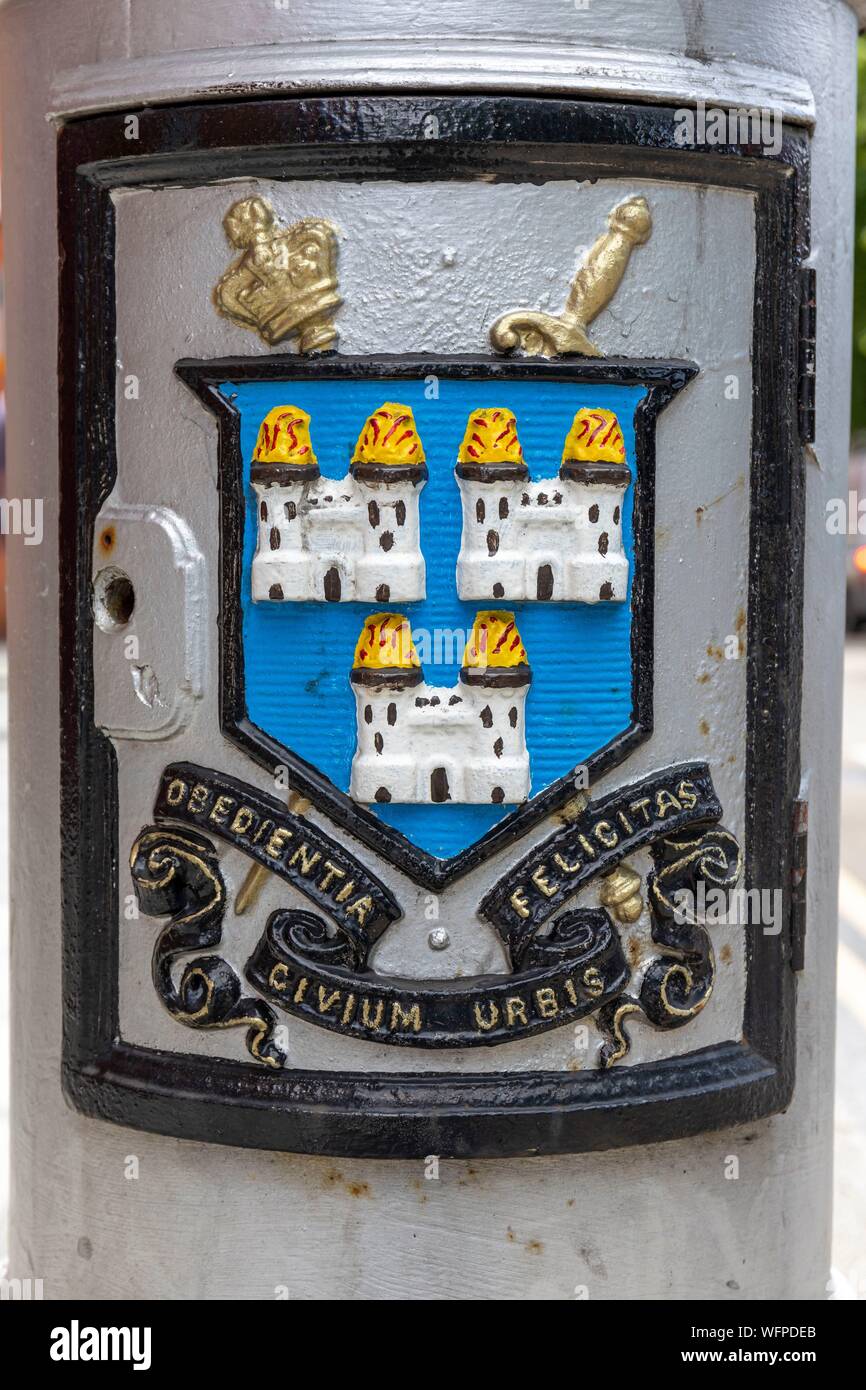 Irlanda, Dublino, Stemma della città con il motto su urbano della città pali di illuminazione Foto Stock