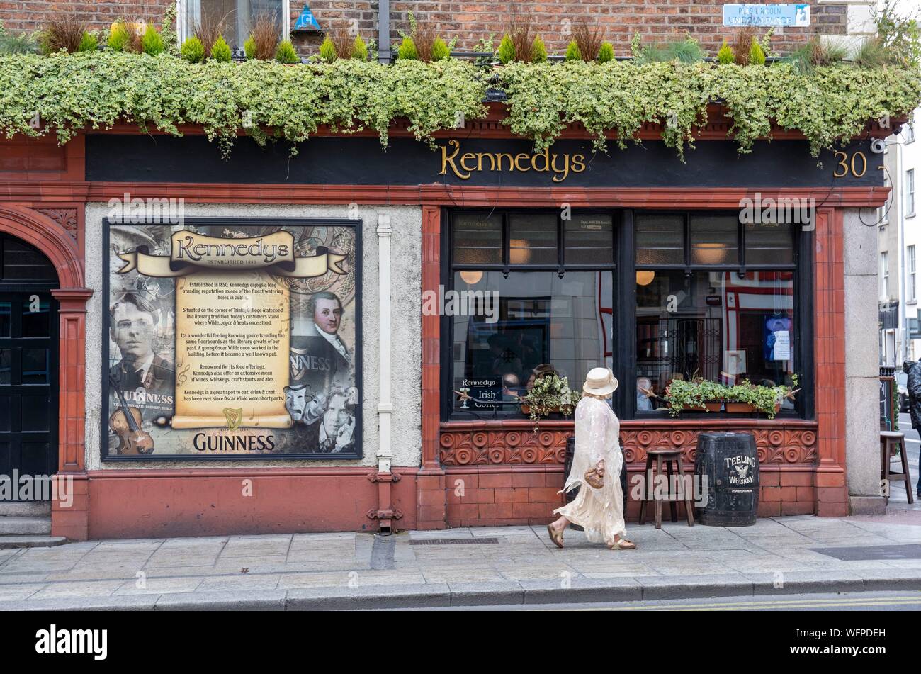 Irlanda, Dublino, Westland Row, Kennedy's Pub e stazione, famoso pub Irlandese vicino al Trinity College, fondata nel 1850 e noto per la sua cucina tradizionale Foto Stock