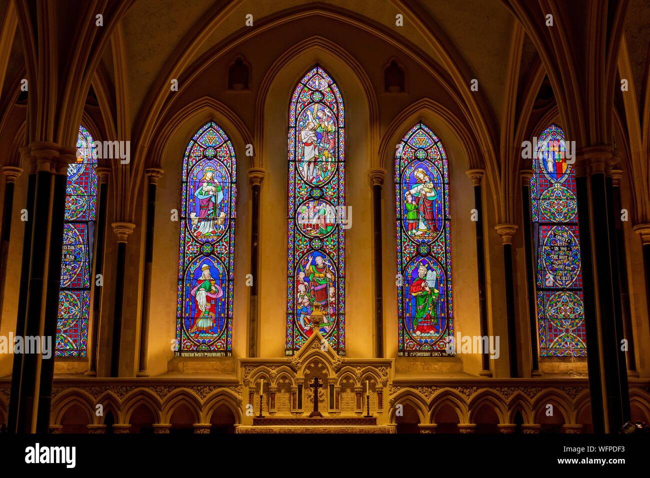 Irlanda, Dublino, la Cattedrale di San Patrizio, culto anglicano un assedio della chiesa irlandese, finestre di vetro colorato che descrivono i diversi periodi della st Patrick vita Foto Stock